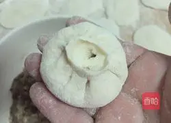 Illustration of how to make mutton and mushroom stuffed buns 17