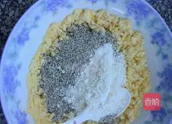 Illustration of making black bean dregs multigrain cake 4