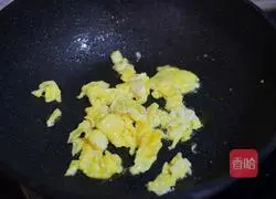 Illustration of how to make colorful fried rice with shrimps 5