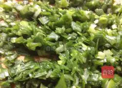 Illustration of how to make pork and celery stuffed dumplings 5