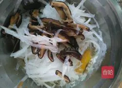 Illustration of how to make shredded white radish egg cake 3 