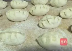 Illustration of how to make steamed buns with vegetarian stuffing 16