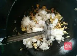 Illustration of how to make fried rice with dried radish and eggs 6