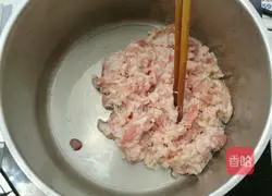 Illustration of how to make two-color meat buns with sauce 5