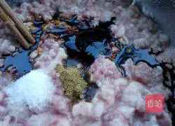 Illustration of how to make pork and cabbage buns 8