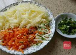 Illustration of how to make pan-fried potato and three vegetable pancakes 2