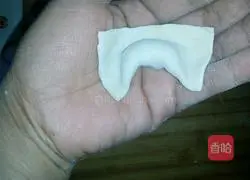 Illustration of how to make fresh meat Yuanbao wontons 11