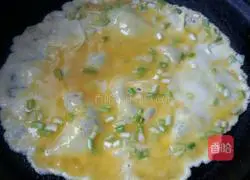 Pancakes stuck with eggs.Illustration of how to make them 4