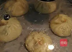 Illustration of how to make Xiaolong Beef Buns 3