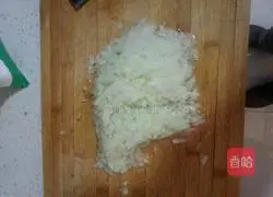 Illustration of how to make black fungus, edamame and winter melon wontons 1