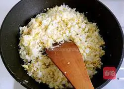 Illustration of how to make ginger egg fried rice 4