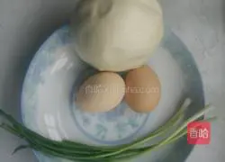 Illustration of how to make golden steamed buns 1