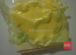 Illustration of how to make egg and meat floss sandwich 5