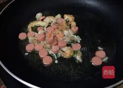 Illustration of how to make noodles with ham and sand tea sauce 6