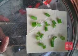 Illustration of how to make green onion pancakes 5