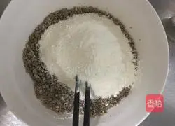 Illustration of how to make walnut and peanut pancakes 4