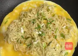Instant noodles with egg and green onion pancakes Illustration of how to do it 4