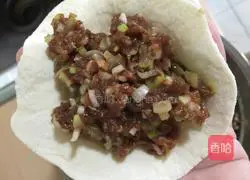 Illustration of how to make beef and green onion buns 9