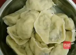 Illustration of how to make pork and green onion dumplings 4