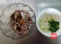 Illustration of making braised bean sprouts and shredded pork cakes 1