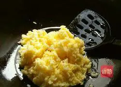 Illustration of how to make preserved golden fried rice 7
