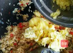 Illustration of how to make cabbage and egg fried rice 12