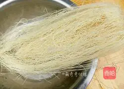Illustration of how to make fried noodles with mung bean sprouts 2