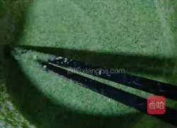 Illustration of how to make spinach and meat waffles 5