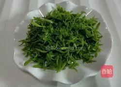 Illustration of how to make willow bud egg pancakes 1