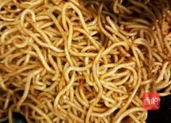 Illustration of how to make fried noodles with egg skin 7