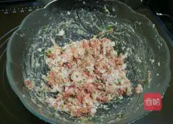 Illustration of how to make celery and pork dumpling stuffing 13