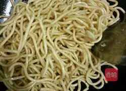 Illustration of how to make fried noodles with egg skin 6