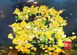 Illustration of how to make fried rice with celery and eggs 9