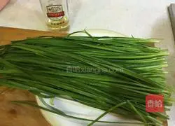 Illustration of how to make beef and leek dumplings 3