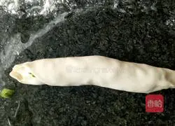 Illustration of how to make pan-fried scallion pancake 11