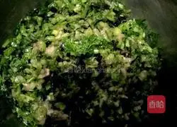 Illustration of how to make celery and pork wontons 4