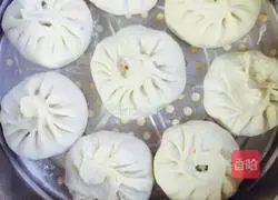 Illustration of how to make cabbage, celery, carrot and meat buns 9