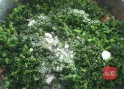 Illustration of how to make celery stuffed dumplings 11