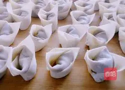 Illustration of how to make fresh meat wontons 9