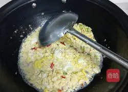 Illustration of how to make scrambled eggs with bean dregs 4