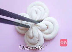 Illustration of how to make blooming chrysanthemum steamed buns 5