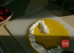 Illustration of how to make cream strawberry crepe 8