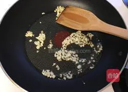 Illustration of how to make fried noodles with light soy sauce 4