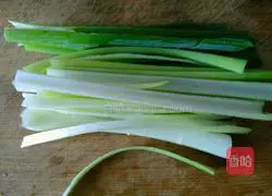 Illustration of how to make wonton stuffing 4