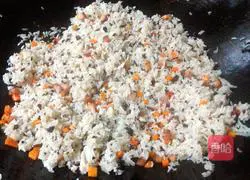 Illustration of how to make barbecued pork and fungus fried rice 9