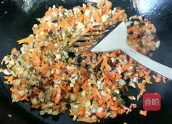 Illustration of how to make fried rice with carrots, mushrooms and minced meat 5