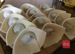 Three Fresh Wontons Illustration of how to do it 6