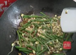 Illustration of how to make fried noodles with shredded pork 4