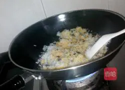 Illustration of how to make mushroom and chicken fried rice 7