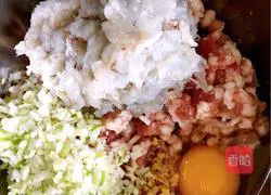 Illustration of how to make shrimp wontons 3